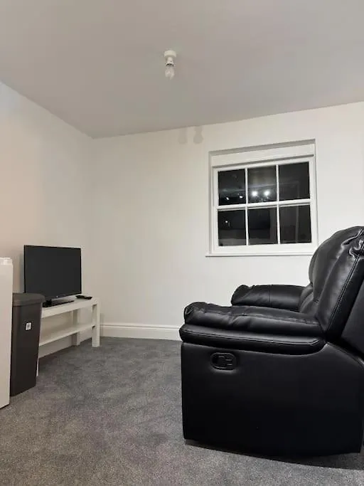 2Bed Central Gloucester- Contractors Welcome contacts